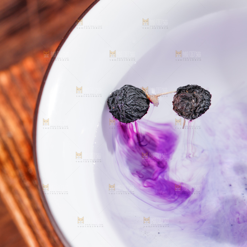 杯子里装着黑枸杞茶