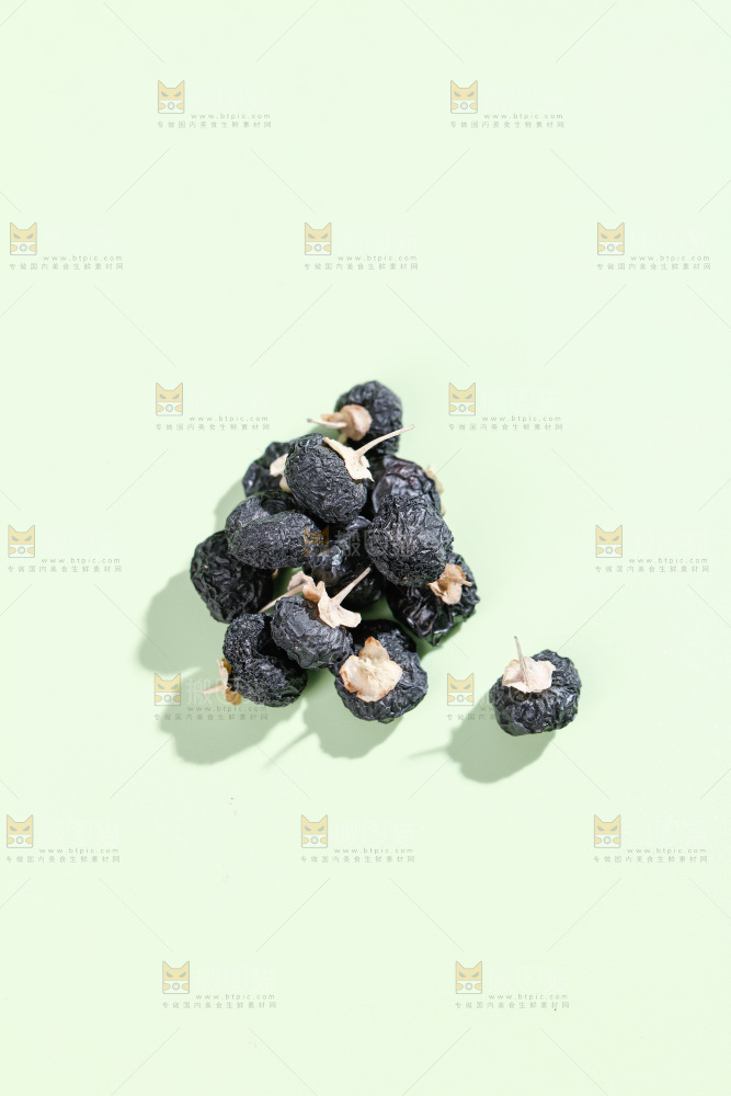 浅底上的黑枸杞