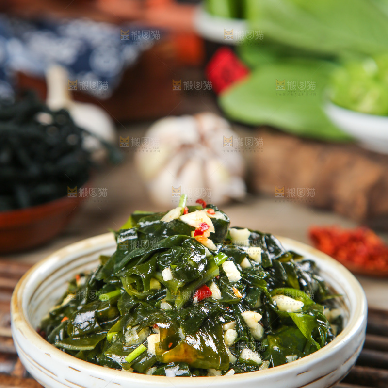 盘子里的凉拌裙带菜