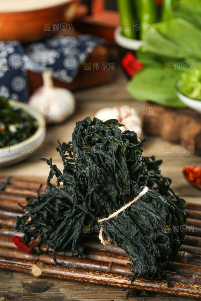 深底上的裙带菜