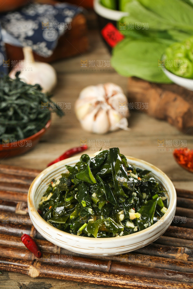 盘子里的凉拌裙带菜