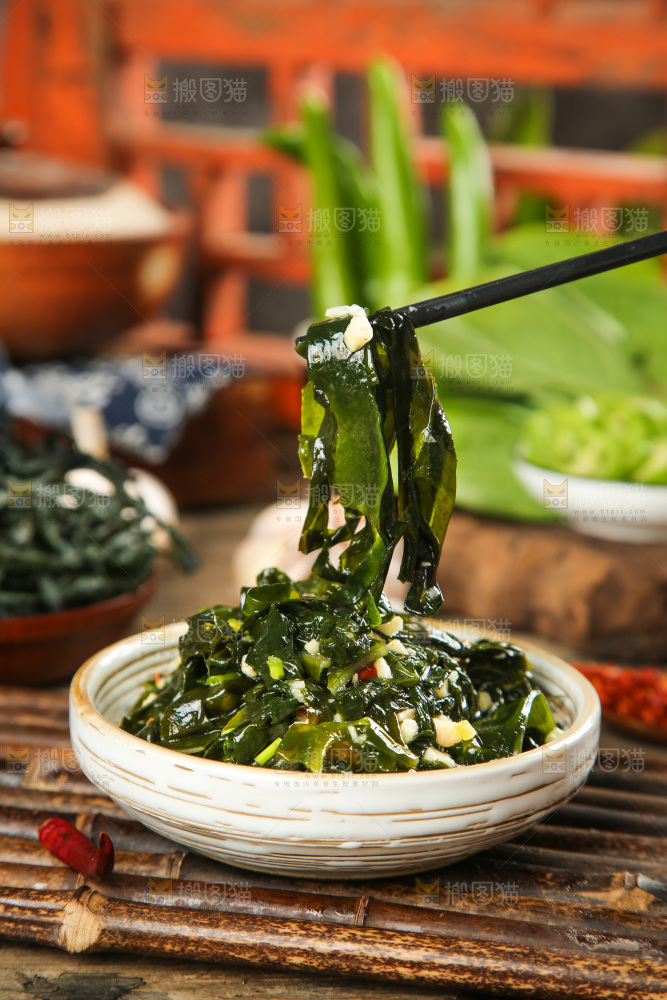 盘子里的凉拌裙带菜