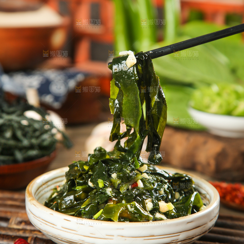 盘子里的凉拌裙带菜
