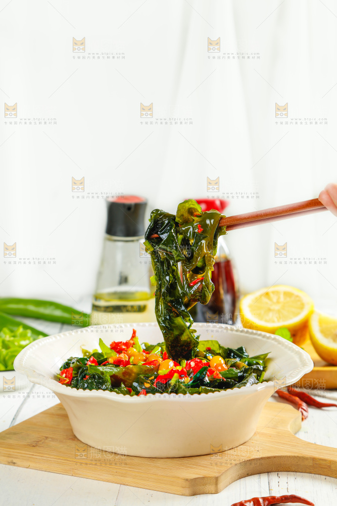 盘子里的凉拌裙带菜