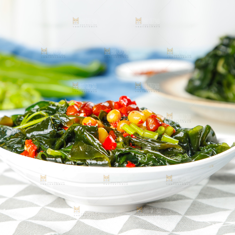 盘子里的凉拌裙带菜