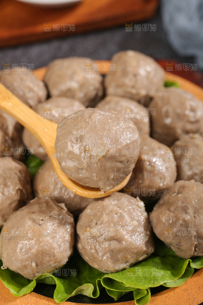 深底上的牛肉丸