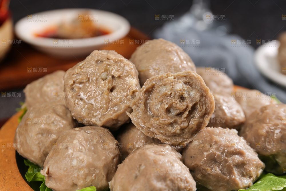 深底上的牛肉丸