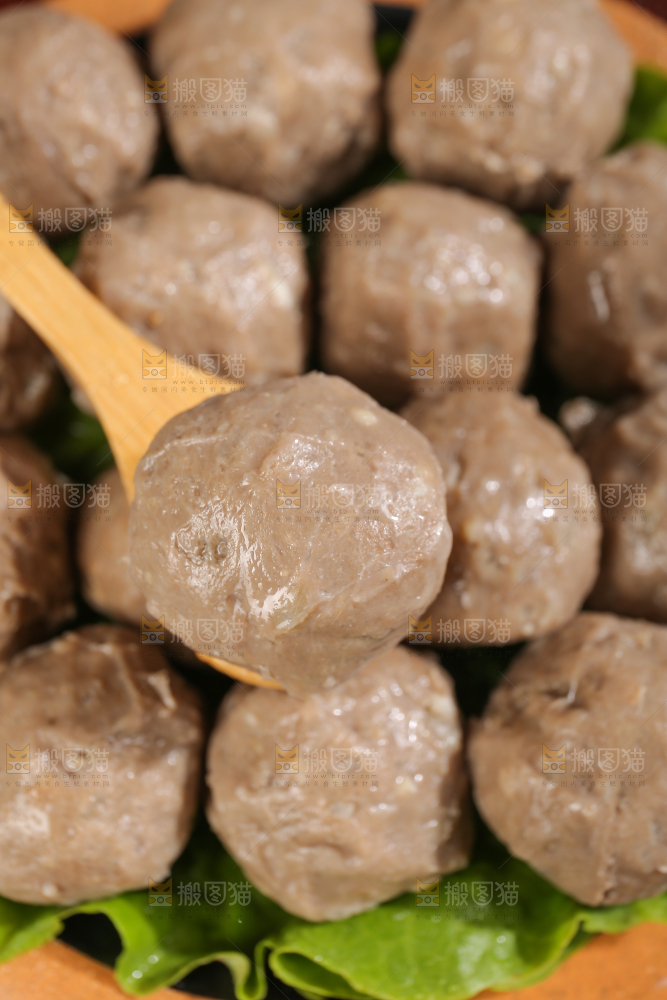 深底上的牛肉丸