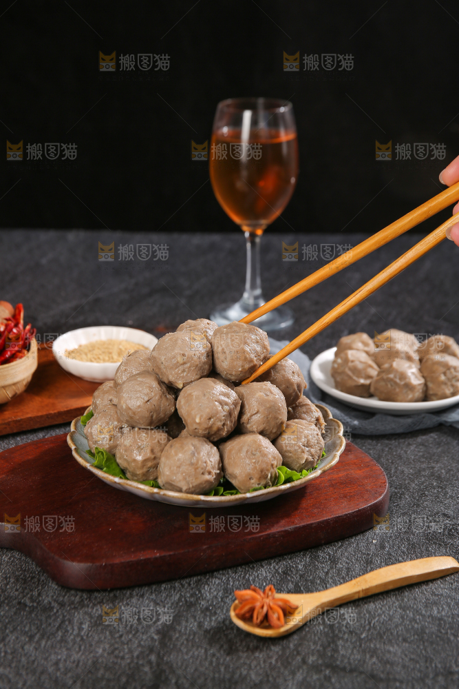 深底上的牛肉丸