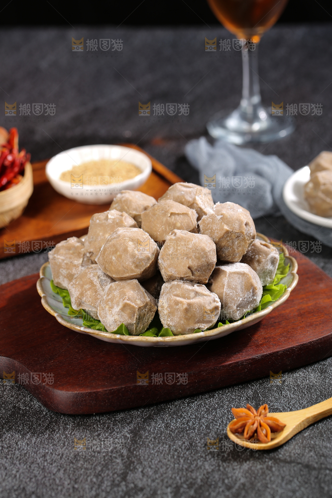 深底上的牛肉丸