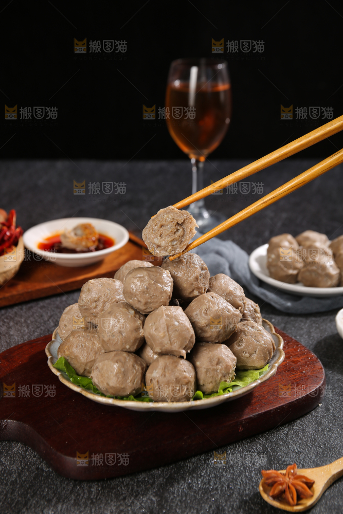 深底上的牛肉丸