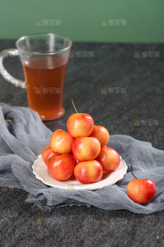深底上的黄金车厘子