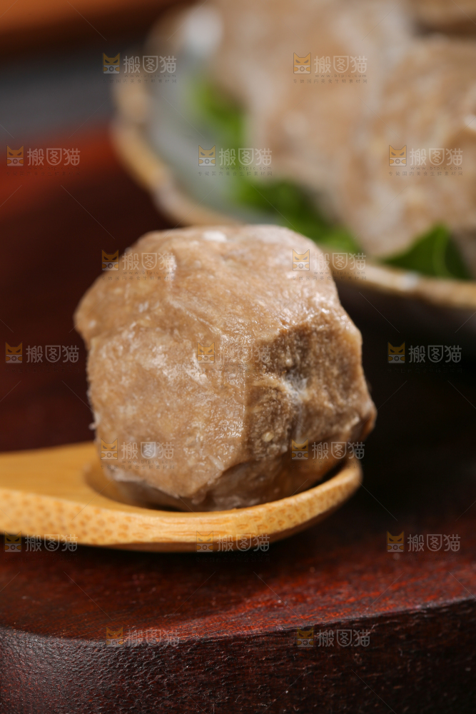 深底上的牛肉丸