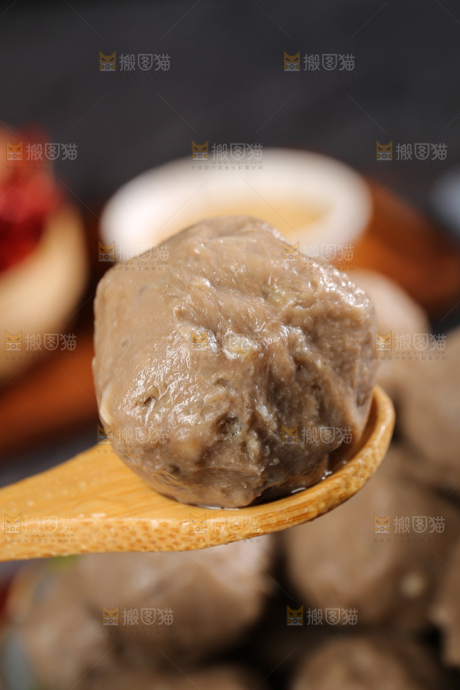 深底上的牛肉丸