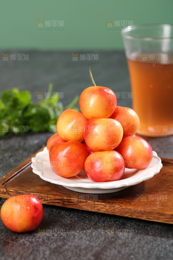 深底上的黄金车厘子