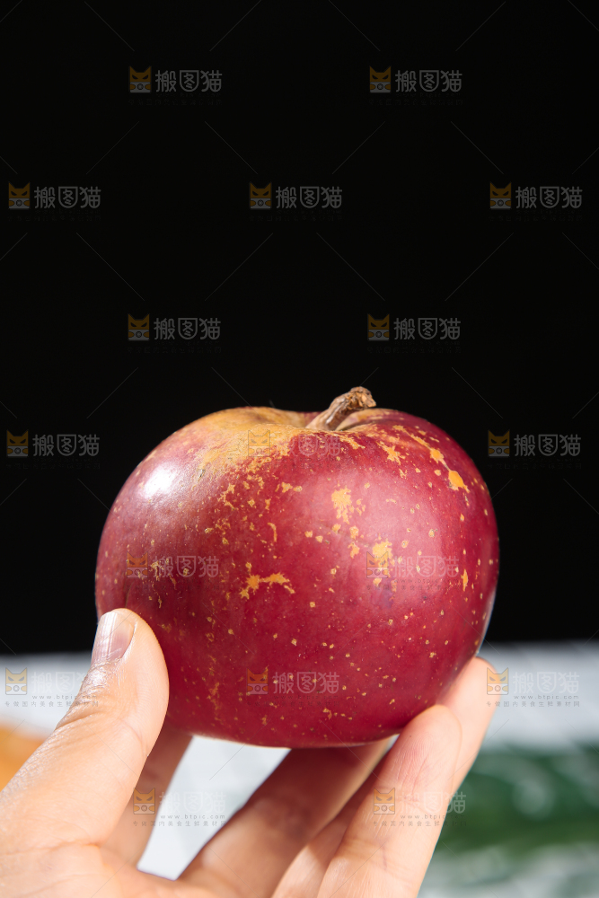 手里拿着昭通丑苹果