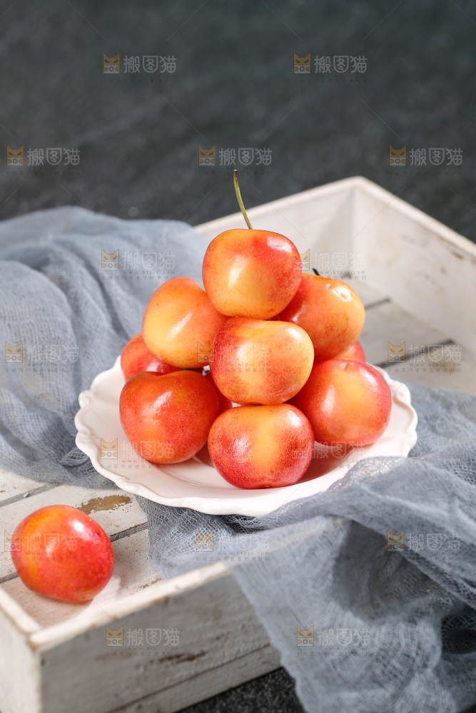 深底上的黄金车厘子