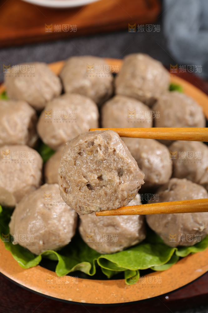 深底上的牛肉丸