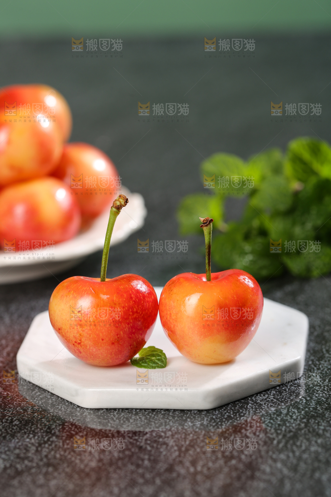 深底上的黄金车厘子