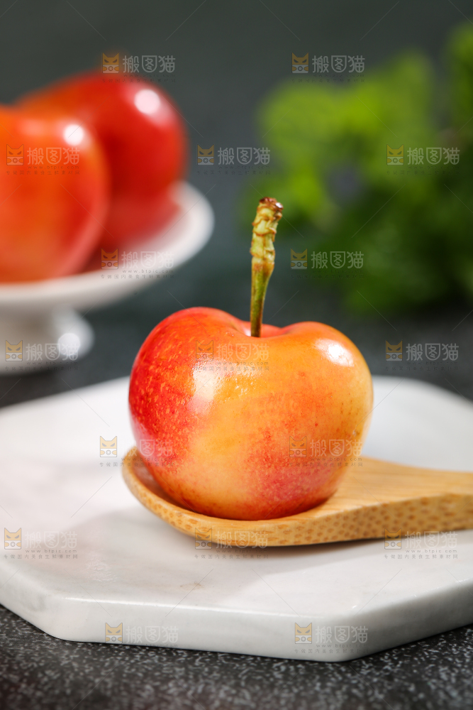 深底上的黄金车厘子