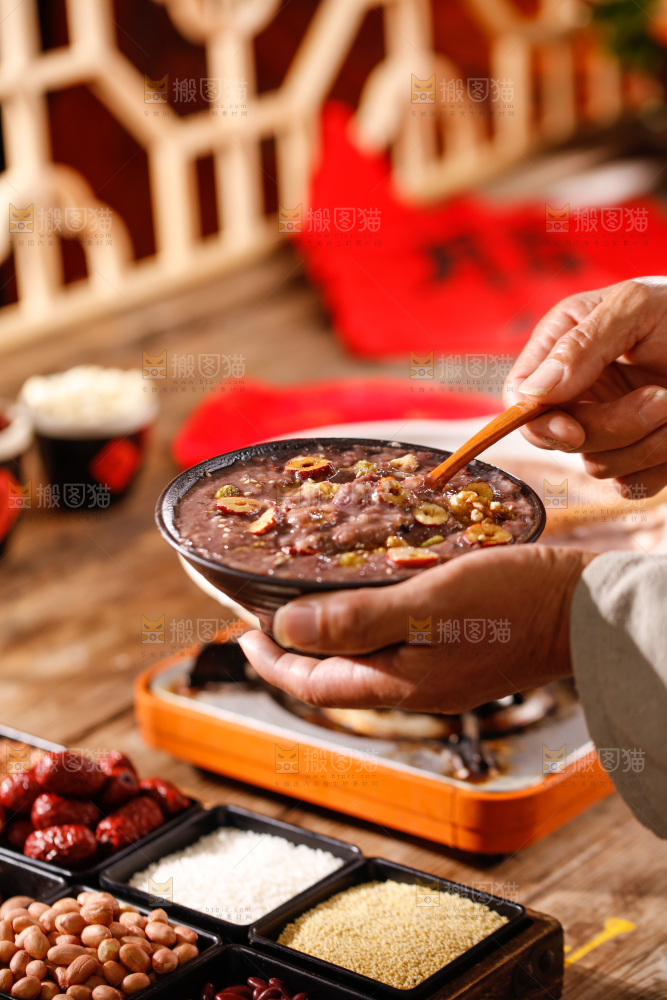 深底上的腊八粥食材