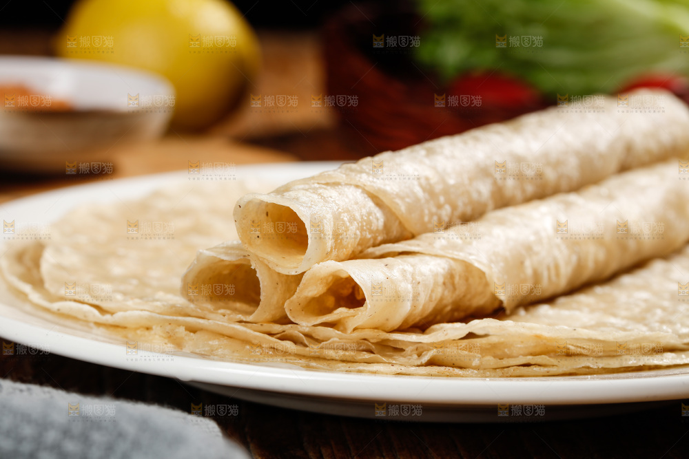 木底上的荞麦卷饼