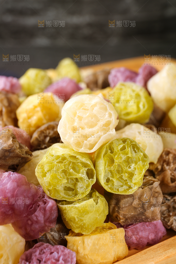 深底上的蔬菜面藕