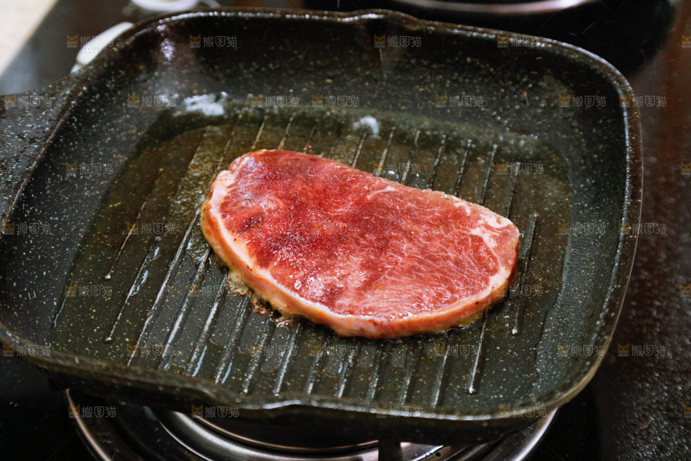 锅里正在煎着牛排