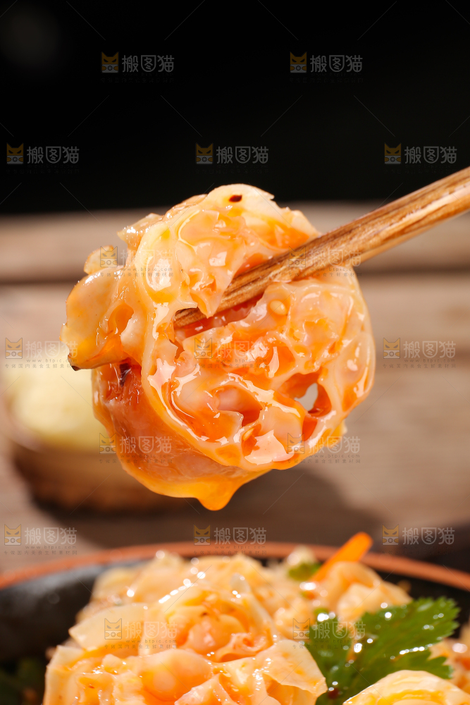 深底上的凉拌面藕