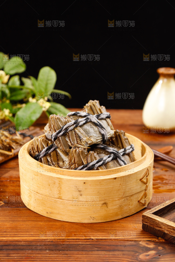 木底上的大闸蟹