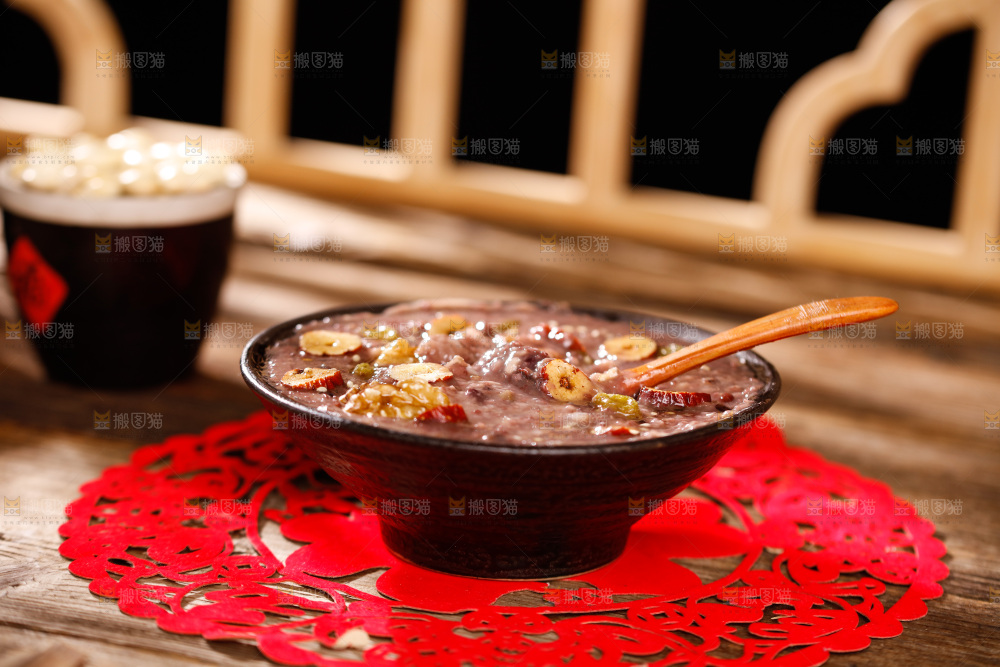 深底上的腊八粥食材