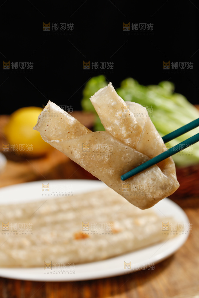 木底上的荞麦卷饼