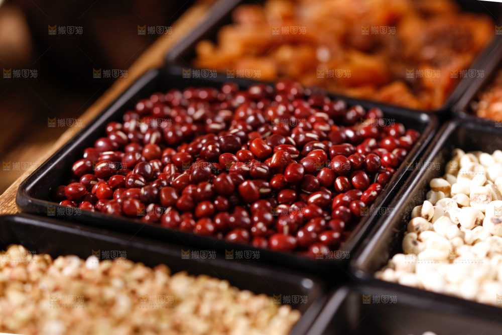 深底上的腊八粥食材