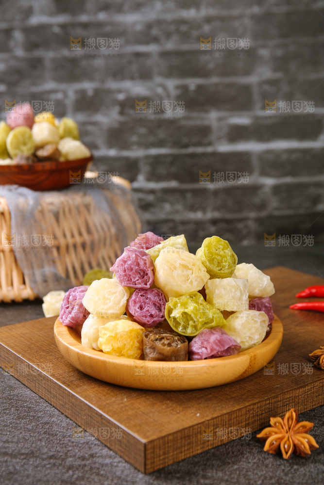 深底上的蔬菜面藕