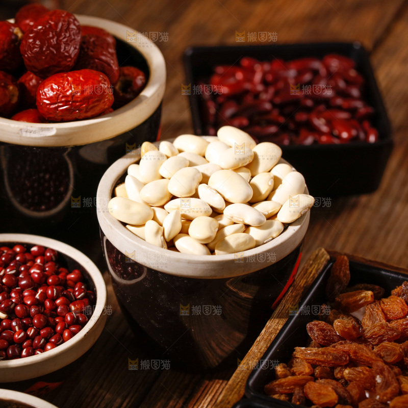 深底上的腊八粥食材