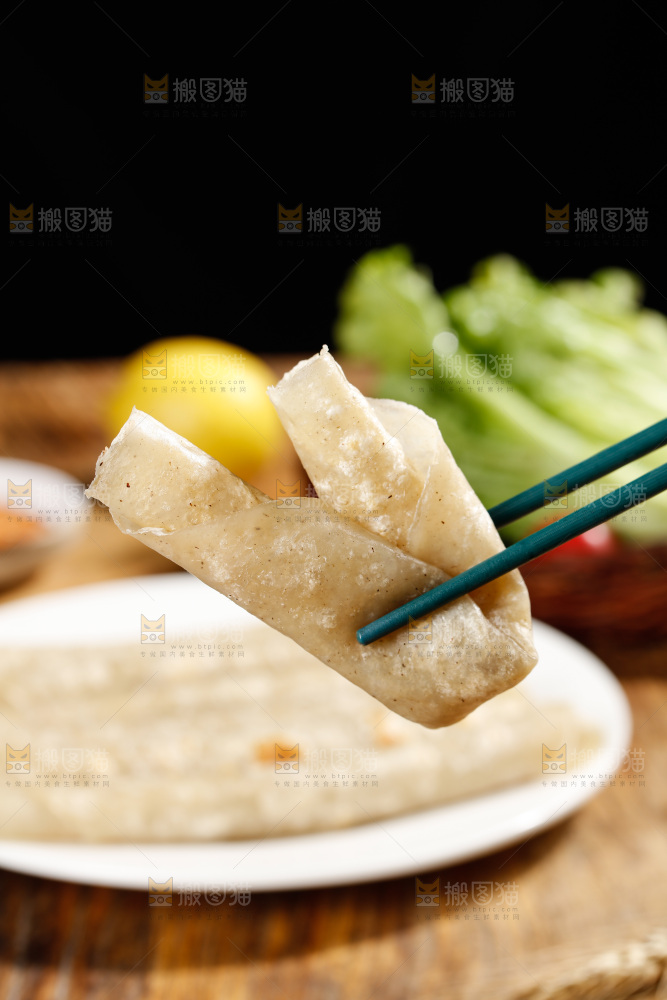 木底上的荞麦卷饼