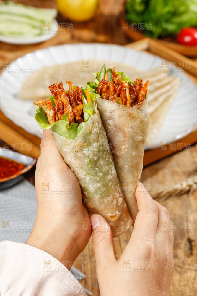 木底上的荞麦卷饼