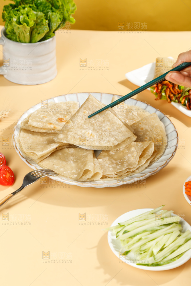 浅底上的荞麦卷饼