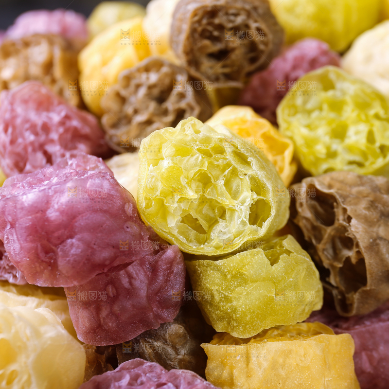 深底上的蔬菜面藕