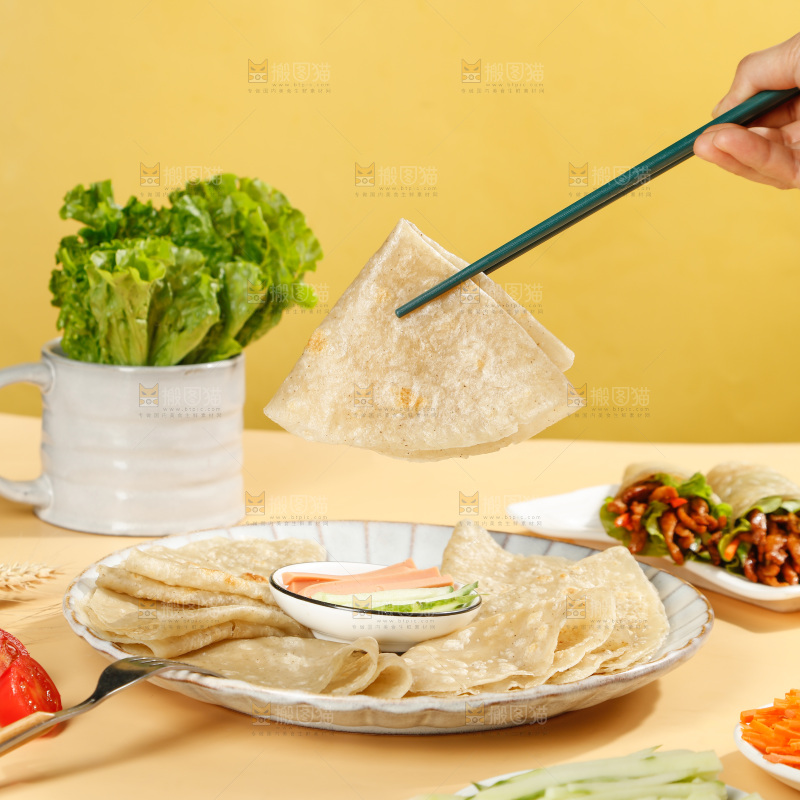 浅底上的荞麦卷饼