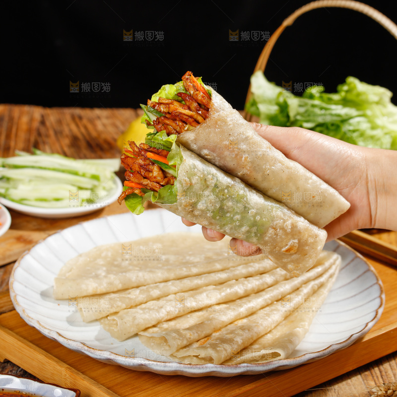 木底上的荞麦卷饼