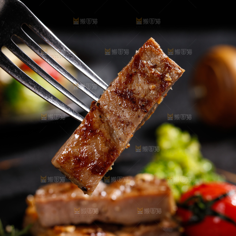深底上的牛排