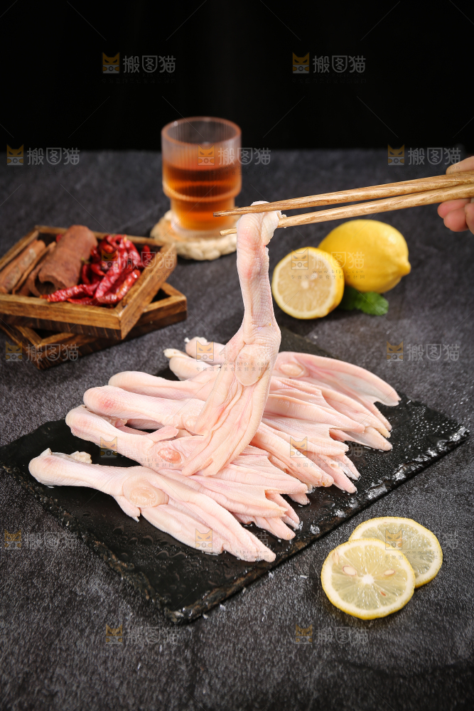 深底上的新鲜鸭掌