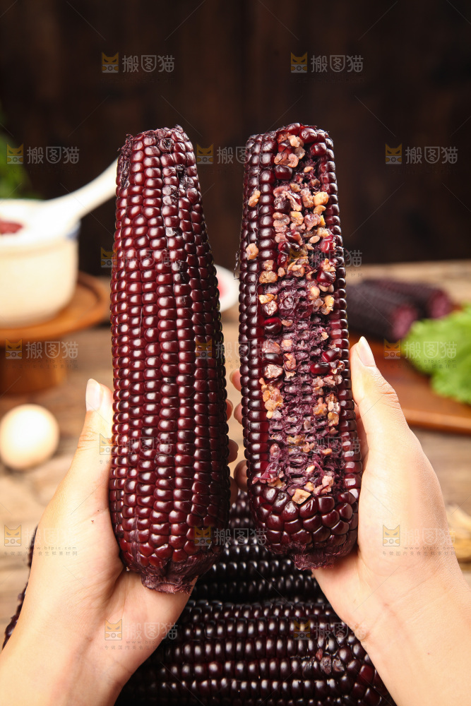 木底上的黑糯玉米