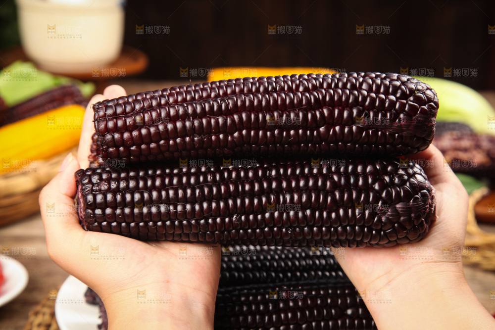 木底上的黑糯玉米