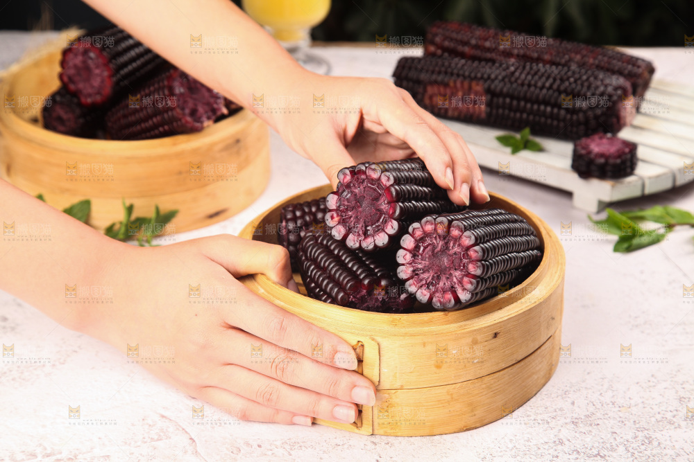 浅底上的黑糯玉米