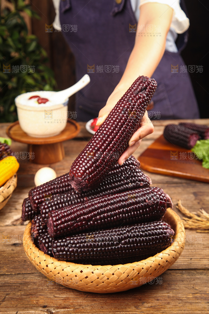 木底上的黑糯玉米