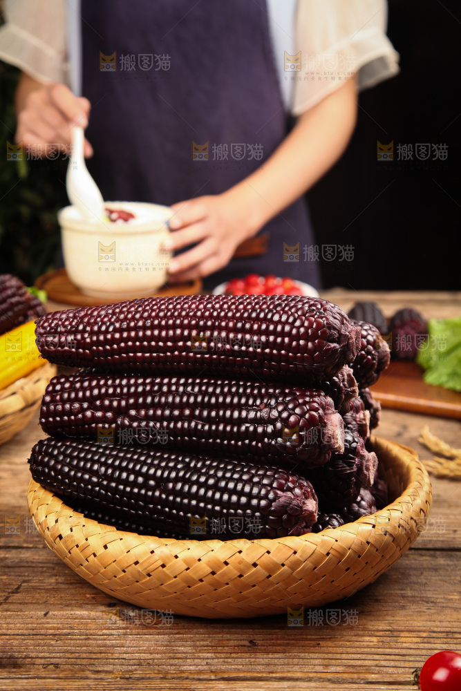 木底上的黑糯玉米
