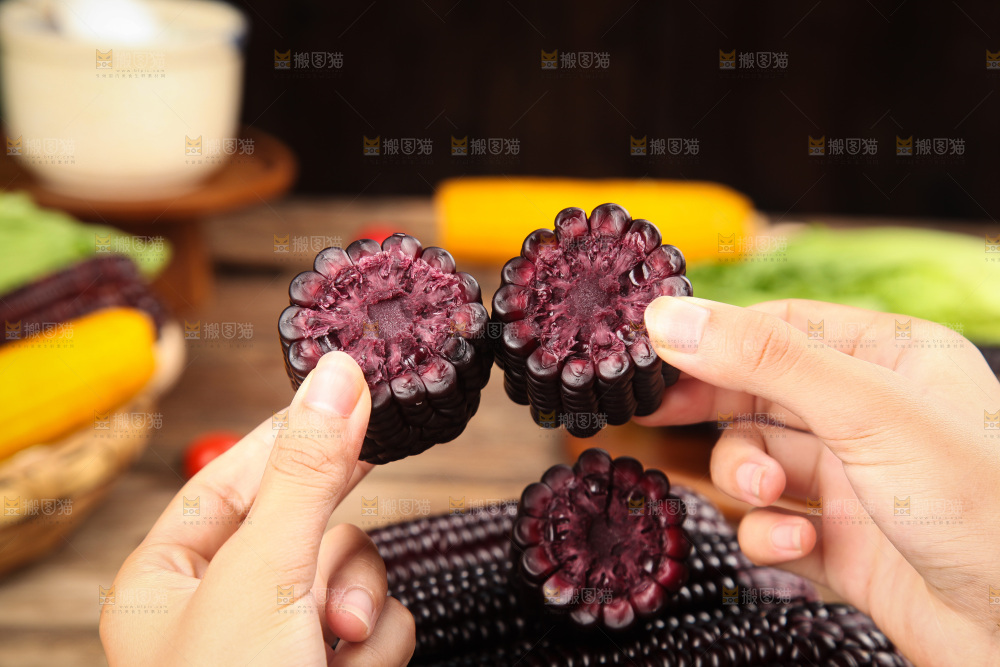 木底上的黑糯玉米