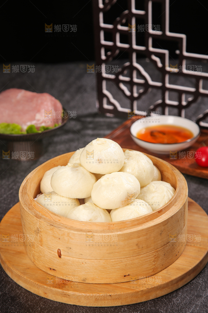 深底上的发面小笼包子